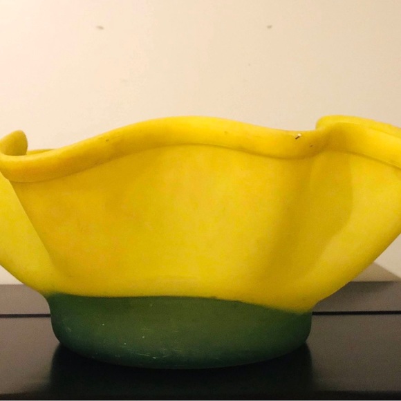 Beautiful Blown Glass large Bowl - Picture 2 of 4